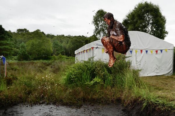 Чемпионат по плаванию в болоте в Северной Ирландии