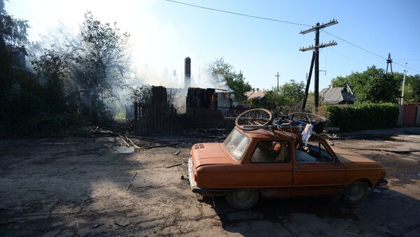 Пожар в доме, пострадавшем во время ракетно-минометного обстрела Горловки в Донецкой области