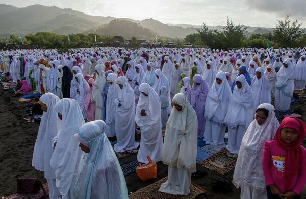 Верующие на праздничном молебне в честь окончания поста Рамадан в Индонезии