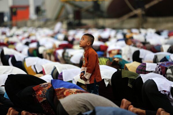 Верующие на праздничном молебне в честь окончания поста Рамадан в Индонезии