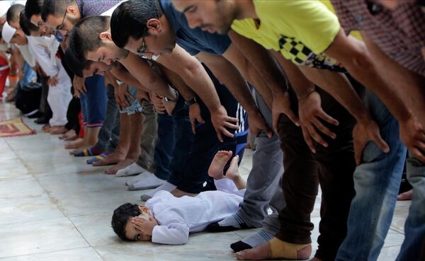 Верующие на праздничном молебне в честь окончания поста Рамадан в Каире, Египет