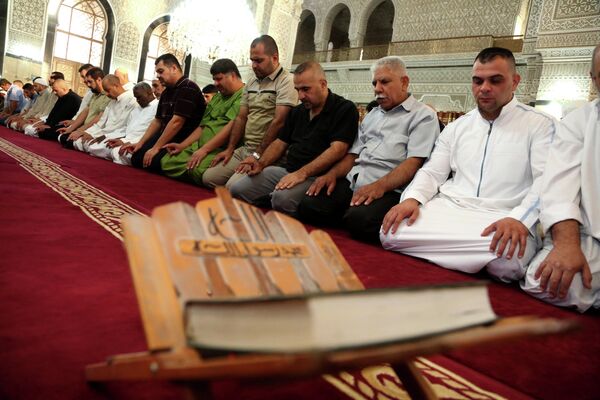 Верующие на праздничном молебне в честь окончания поста Рамадан в Багдаде, Ирак