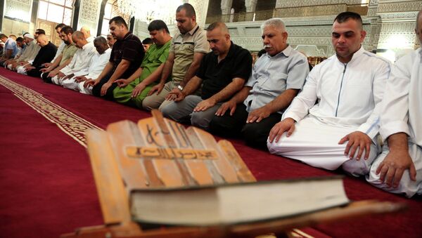 Верующие на праздничном молебне в честь окончания поста Рамадан