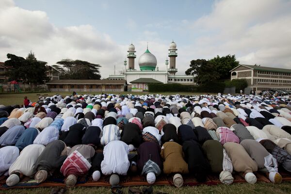 Верующие на праздничном молебне в честь окончания поста Рамадан в Найроби, Кения
