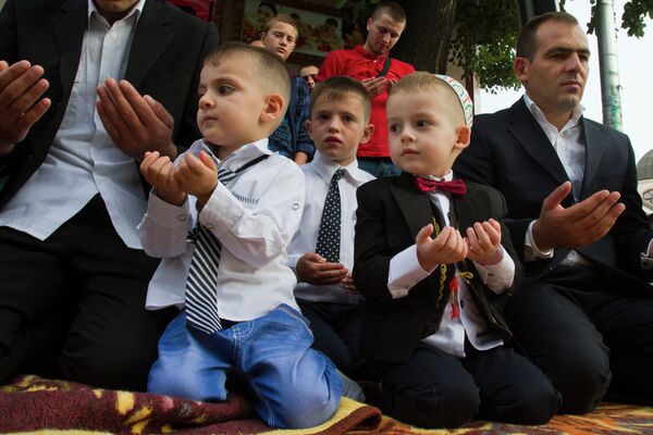 Верующие на праздничном молебне в честь окончания поста Рамадан в Приштине, Косово