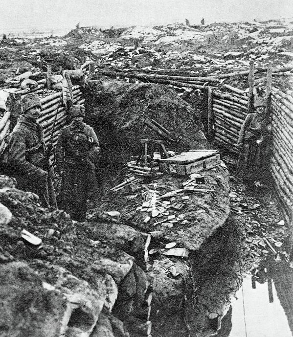 Русские солдаты в захваченных немецких окопах
