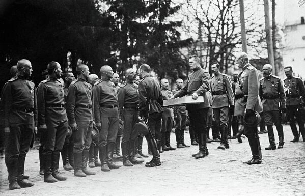 Николай II христосуется с военными