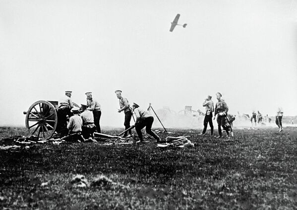 Русские артиллеристы заряжают пушку во время боя с германскими войсками в Первой мировой войне