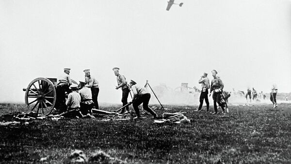 Русские артиллеристы заряжают пушку во время боя с германскими войсками в Первой мировой войне. Архивное фото