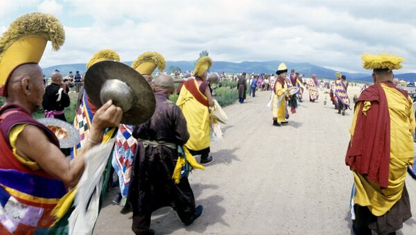 Торжественное шествие верующих буддистов во время храмового праздника Майдари хурал
