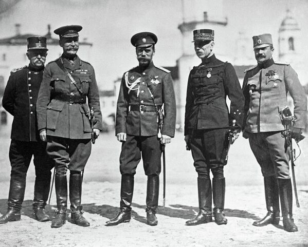 Российский император Николай II (третий справа) среди военных представителей союзных держав