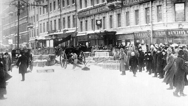 Баррикады на Литейном проспекте в Петрограде