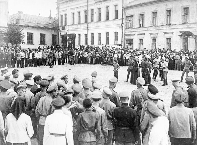 Молебен на улице Москвы в дни июньского наступления на фронте