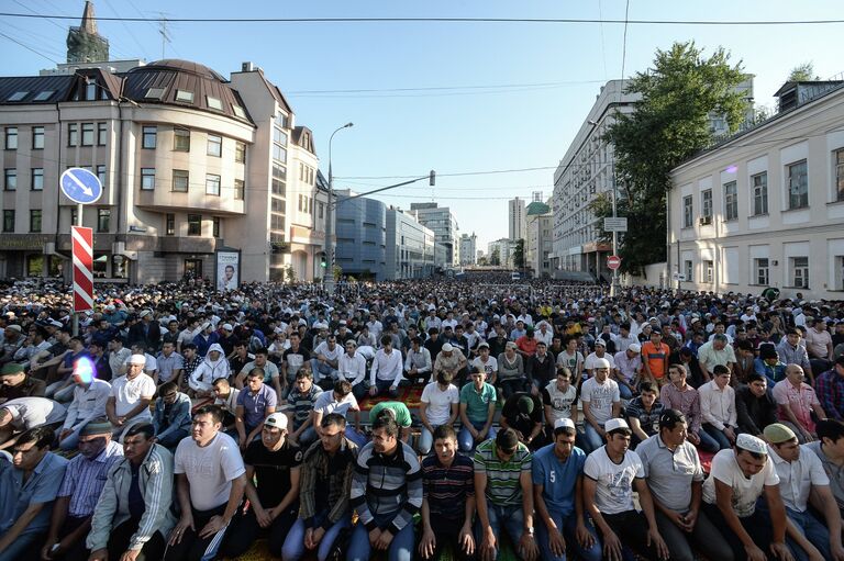 Мусульмане на одной из улиц у соборной мечети в Москве перед намазом в день праздника Ураза-байрам