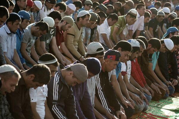 Мусульмане на одной из улиц у соборной мечети в Москве перед намазом в день праздника Ураза-байрам
