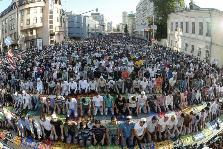 Мусульмане на одной из улиц у соборной мечети в Москве перед намазом в день праздника Ураза-байрам