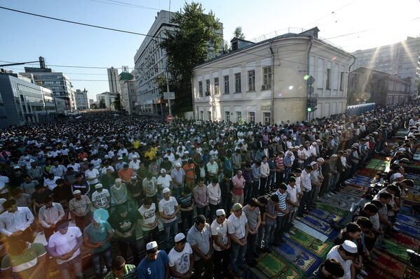 Мусульмане на одной из улиц у соборной мечети в Москве перед намазом в день праздника Ураза-байрам