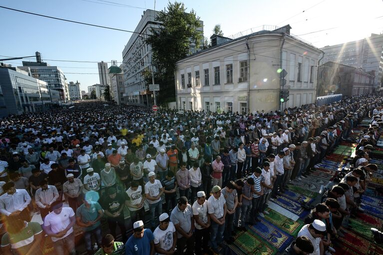 Мусульмане на одной из улиц у соборной мечети в Москве перед намазом в день праздника Ураза-байрам