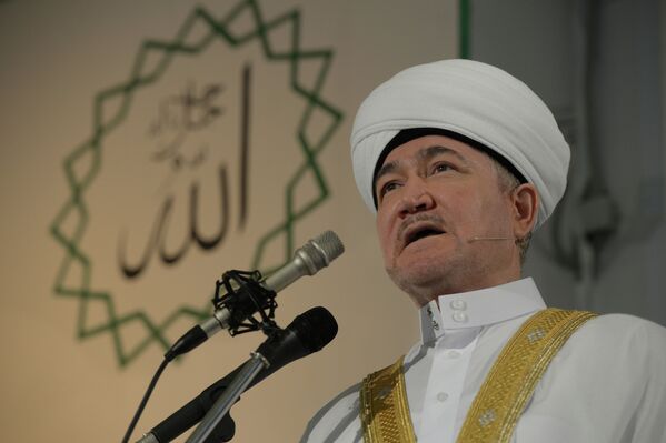 Глава Совета муфтиев России Равиль Гайнутдин в соборной мечети в Москве во время намаза в день праздника Ураза-байрам