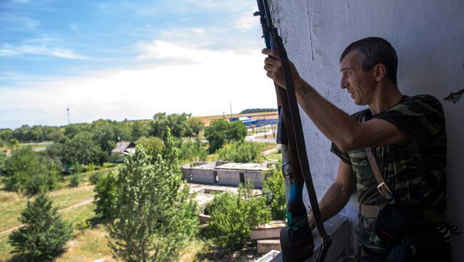 Боец народного ополчения во время боя в Шахтерске. Архивное фото