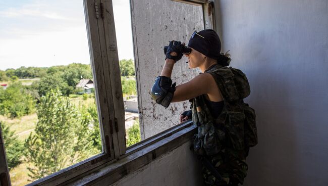 Боец народного ополчения во время боя в Шахтерске. Архивное фото