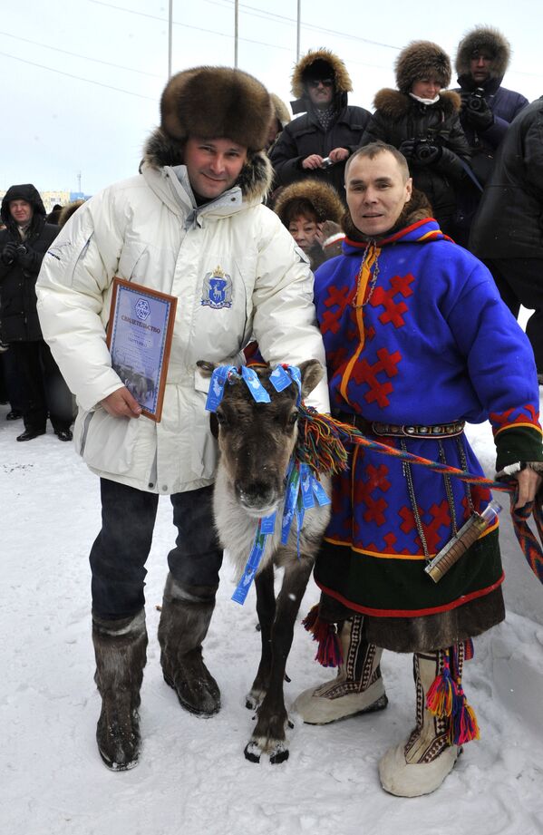Ненцы вручают губернатору Ямало-Ненецкого автономного округа Дмитрию Кобылкину (слева) подарок - олененка Тымуйко