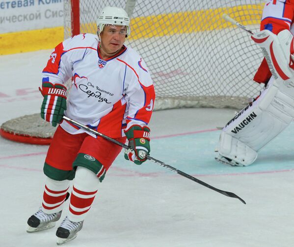 Президент Республики Татарстан Рустам Минниханов во время благотворительного товарищеского матча по хоккею
