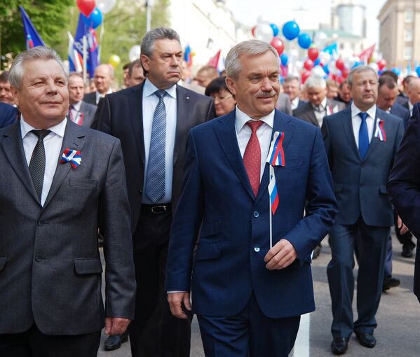 Губернатор Белгородской области Евгений Савченко (в центре) на первомайской демонстрации в городе Белгороде