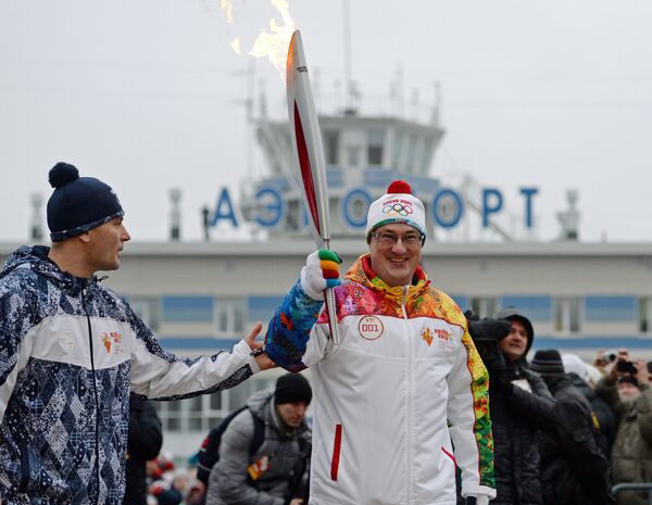 Глава Республики Коми Вячеслав Гайзер (в центре) во время Эстафеты Олимпийского огня в Сыктывкаре
