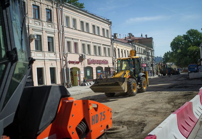 Осмотр хода работ по благоустройству улиц Маросейка и Покровка.