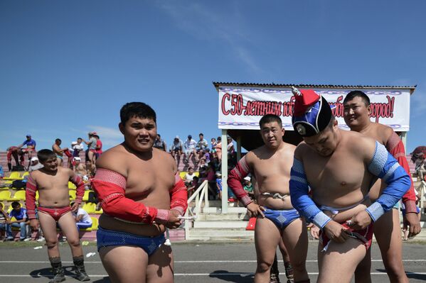 Участники соревнований по национальной борьбе Хуреш на стадионе в городе Шагонар Республики Тыва.