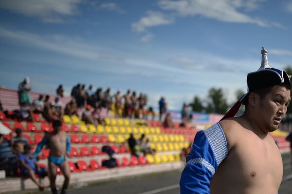 Участник соревнований по национальной борьбе Хуреш на стадионе в городе Шагонар Республики Тыва