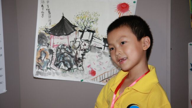 Китайский школьник в Москве на выставке детского рисунка