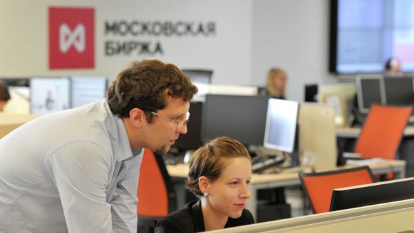 Сотрудники в офисе московской биржи. Архивное фото