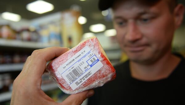 Сыр Российский производства Украины в одном из супермаркетов Москвы