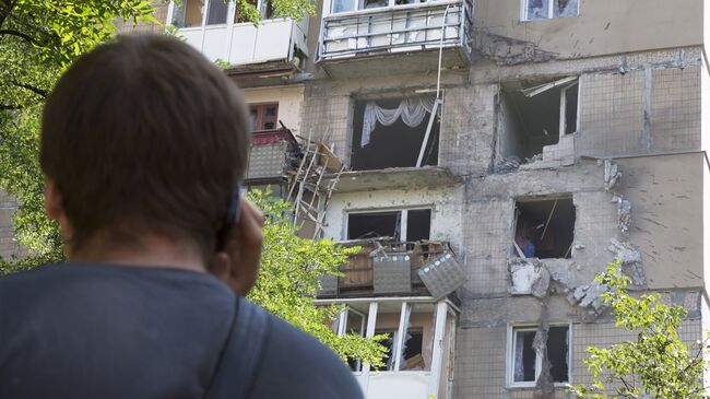 Поврежденный в результате обстрела жилой дом в Донецке. Архивное фото