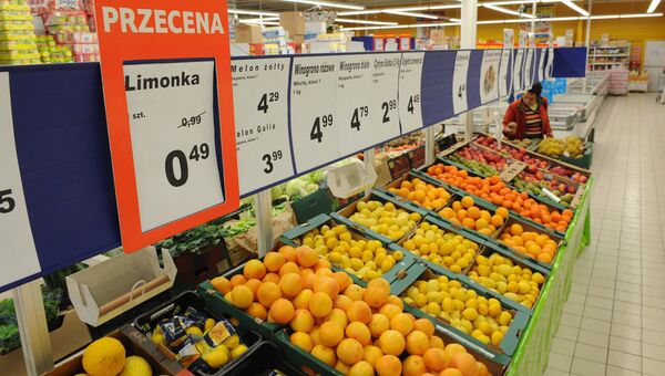 Овощи и фрукты в продуктовом магазине в Польше. Архивное фото