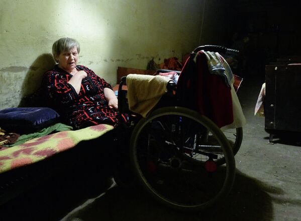 Женщина в бомбоубежище в Горловке Донецкой области