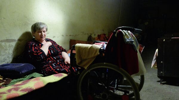Женщина в бомбоубежище в Горловке Донецкой области. Архивное фото