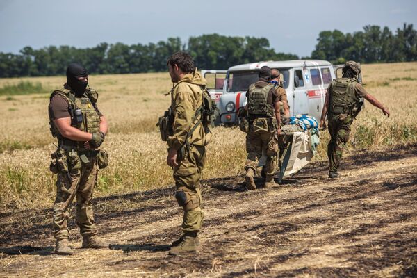 Командир отряда ополченцев и украинский военный общаются на нейтральной территории вблизи села Диброво