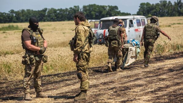 Командир отряда ополченцев и украинский военный общаются на нейтральной территории вблизи села Диброво. Архивное фото