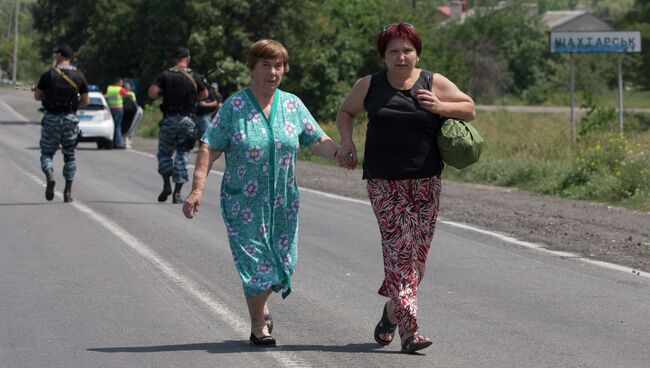 Беженцы из Шахтерска, Донецкая область. Архивное фото