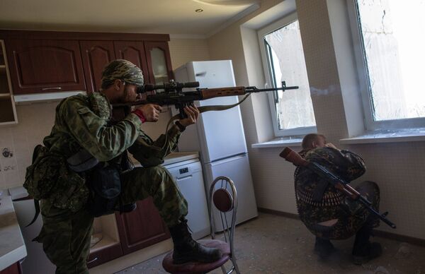 Боец народного ополчения во время боя между украинской армией и народным ополчением в Шахтерске