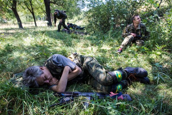 Бойцы народного ополчения во время боя между украинской армией и народным ополчением в Шахтерске