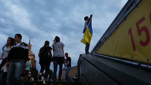 Человек держит флаг Украины в Киеве. Архивное фото