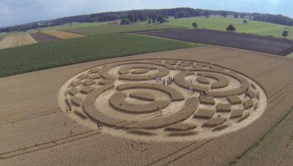 Любопытные туристы пытались разгадать тайну круга на пшеничном поле в Баварии