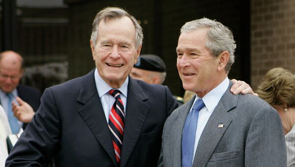 Джордж Герберт Уокер Буш и его сын, Джордж Уокер Буш. архивное фото