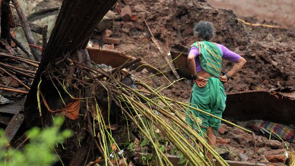 Жительница одной из деревень в штате Махараштра в округе Пуна, где сошел оползень