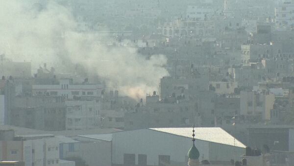 Дым поднимался над домами в Газе после авиаударов и обстрелов