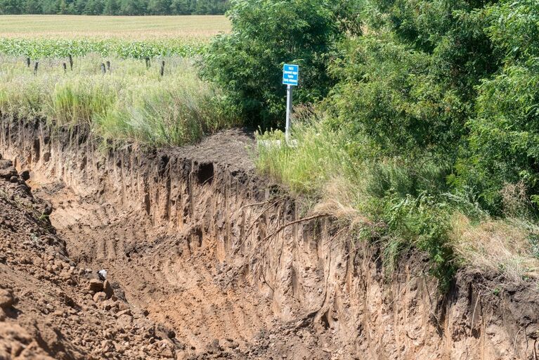 Ров на границе между Украиной и Россией